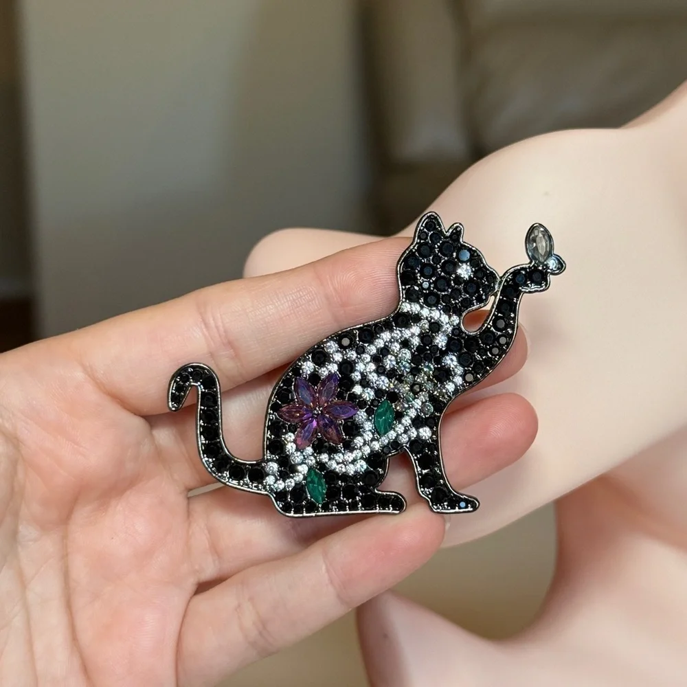 Elegant Multicolor Cat Brooch 🌷